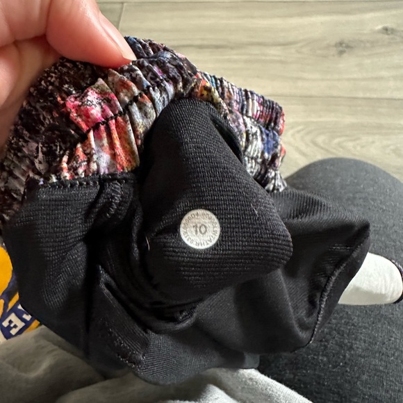 Lululemon Hotty Hot Shorts 2.5” - Picture 4 of 4